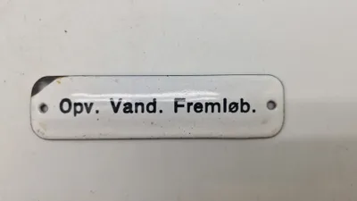 Lille emalje skilt