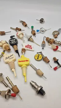 Samling propper fra spiritus flasker med reklamer for diverse