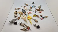 Samling propper fra spiritus flasker med reklamer for diverse
