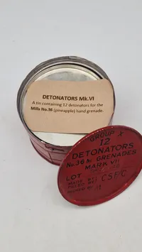 Sjælden original Mills No.36 håndgranaten. Dette er en beholder, der indeholder 12 detonatorer (Tom) - en rigtig nedkastnings ting