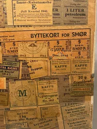Samling originale rationeringsmærker i ramme