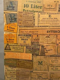 Samling originale rationeringsmærker i ramme