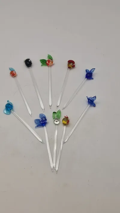 Samling swizzle sticks, også kendt som cocktailstirrer