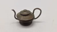 Små te kander lavet af mønter fra tiden omkring ww2