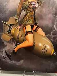 Metalskilt med pinupgirl