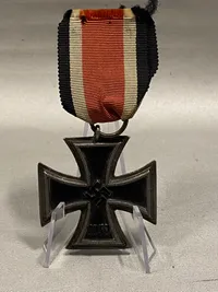 Jernkors af 2.kl - med originalt bånd - kors er Postwar