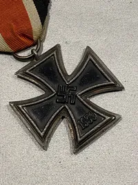 Jernkors af 2.kl - med originalt bånd - kors er Postwar