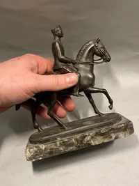 Original buste af kong Christian X til hest på marmorsokkel
