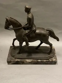 Original buste af kong Christian X til hest på marmorsokkel