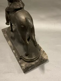 Original buste af kong Christian X til hest på marmorsokkel