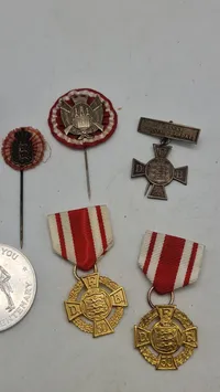 Samling pins og medaljer