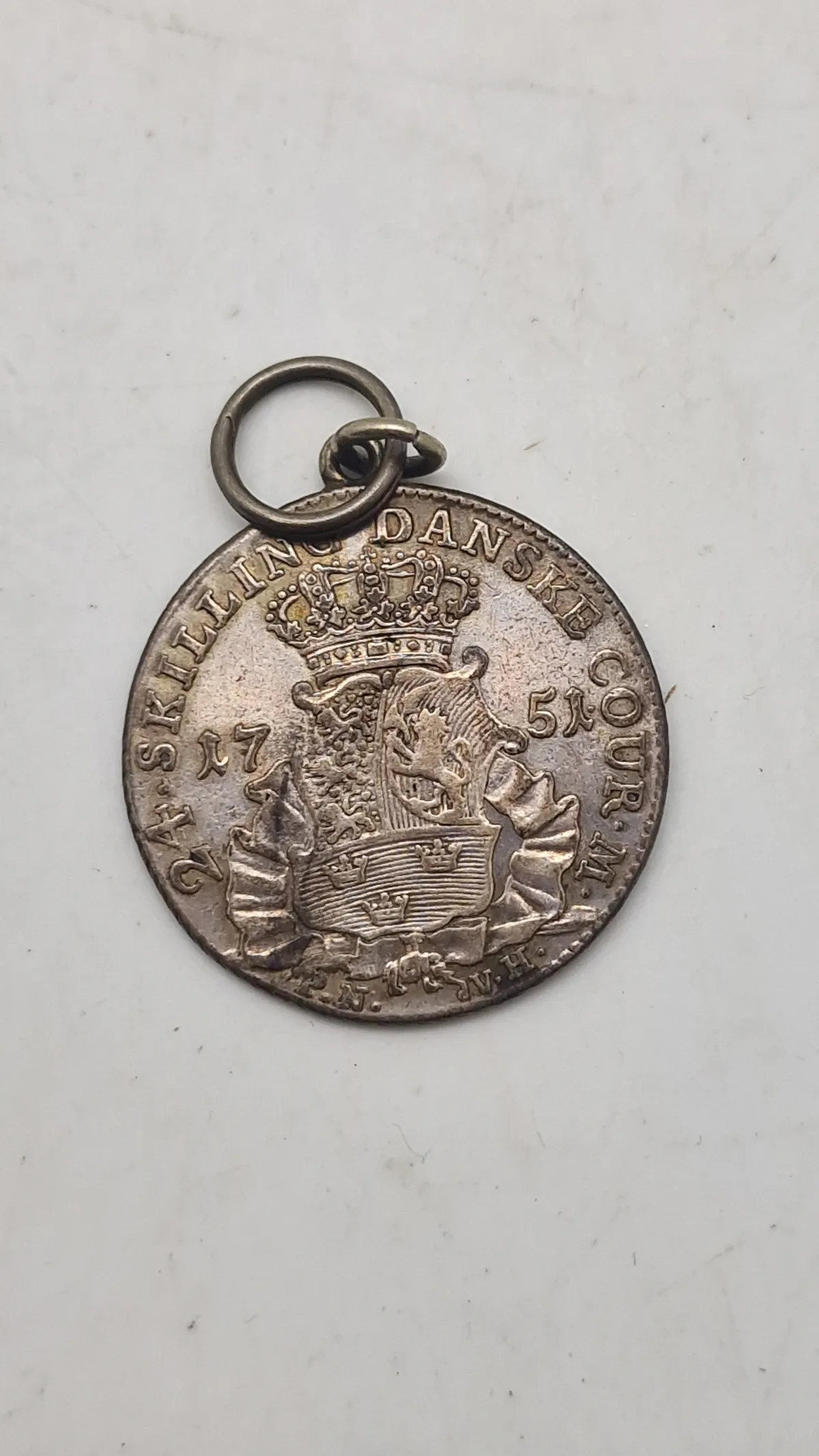 Original dansk skillings mønt fra 1751 omgjort til vedhæng