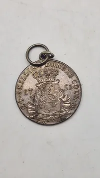 Original dansk skillings mønt fra 1751 omgjort til vedhæng