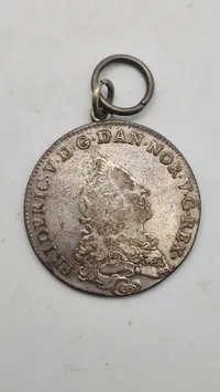 Original dansk skillings mønt fra 1751 omgjort til vedhæng