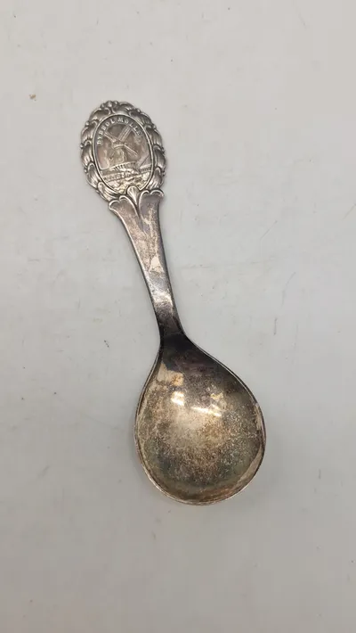 Ske af nysølv med motiv af Dybbøl mølle