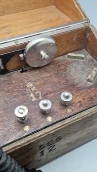 Original felttelefon antageligvis anvendt i det danske søværn i 1920’erne. Delvist sammensat af tysk ww1 felttelefon