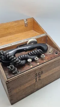 Original felttelefon antageligvis anvendt i det danske søværn i 1920’erne. Delvist sammensat af tysk ww1 felttelefon