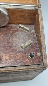 Original felttelefon antageligvis anvendt i det danske søværn i 1920’erne. Delvist sammensat af tysk ww1 felttelefon