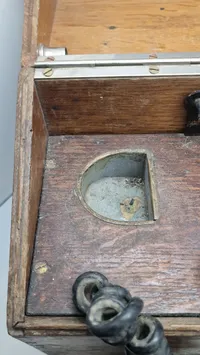 Original felttelefon antageligvis anvendt i det danske søværn i 1920’erne. Delvist sammensat af tysk ww1 felttelefon
