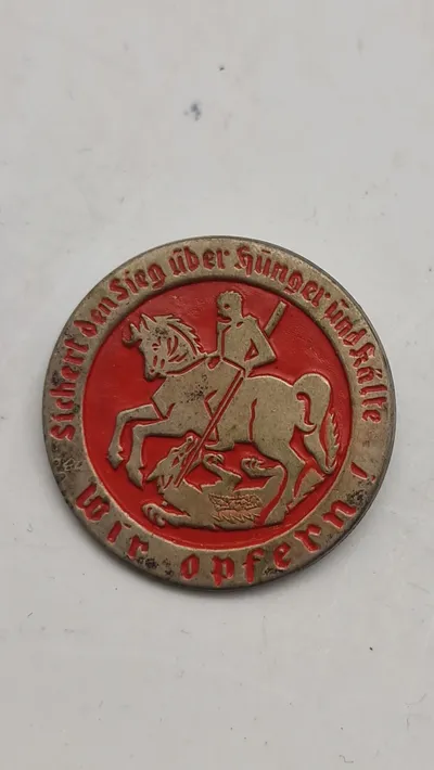 Original Sichert den Sieg über Hunger und Kälte/Wir Opfern Badge ww2