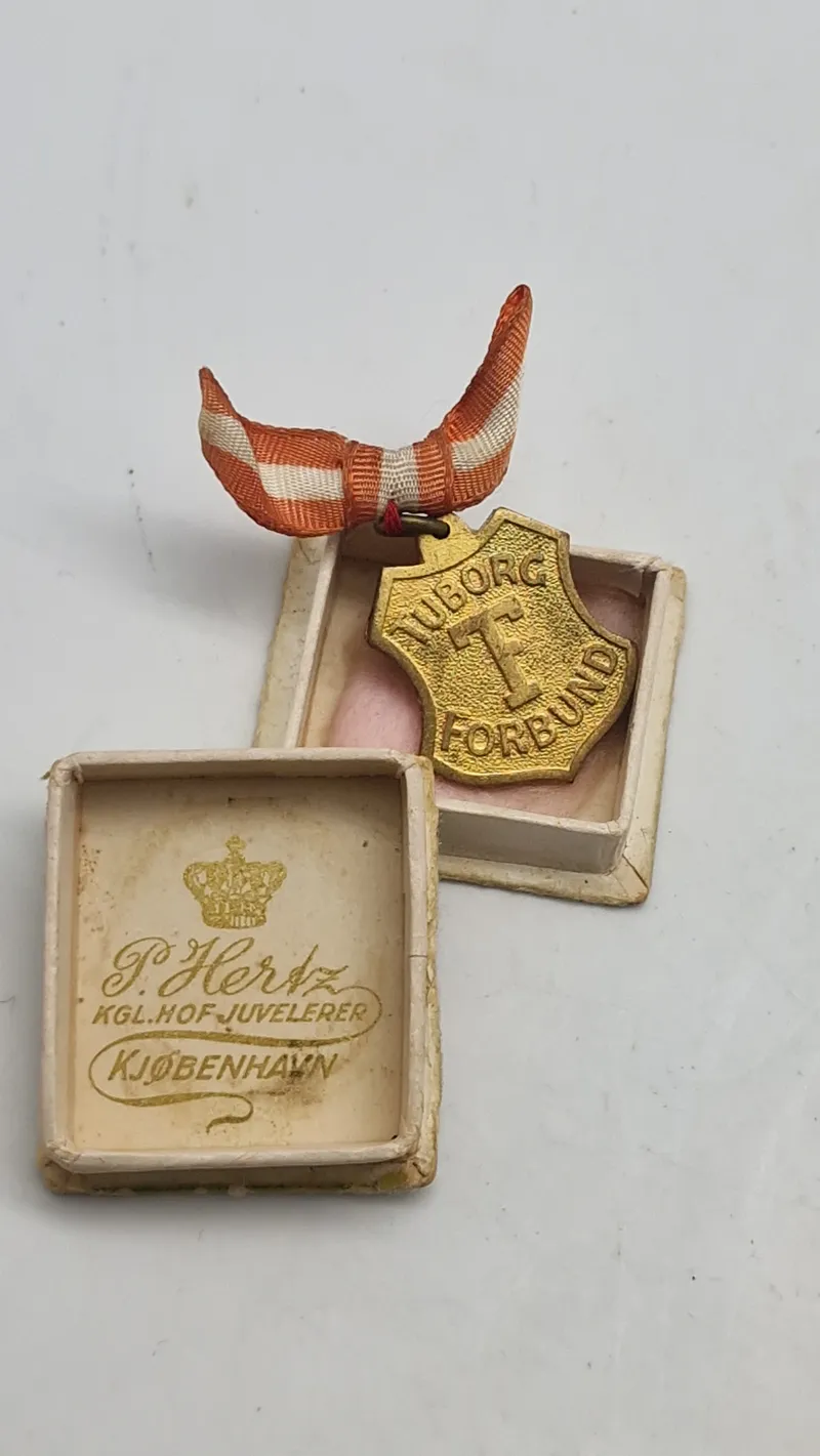 Original Tuborg medalje med æske