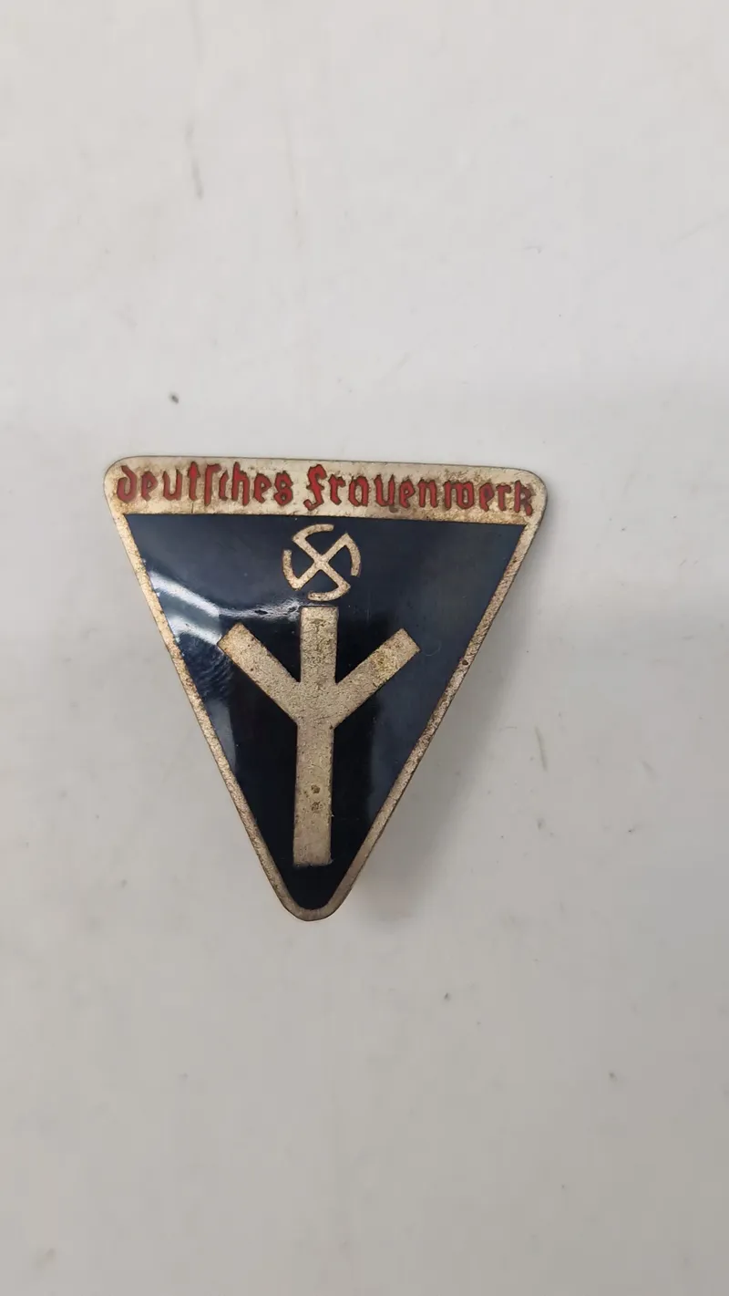 Original Deutsches Frauenwerk pin