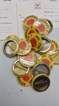 Samling badges medv Atomkraft, nej tak