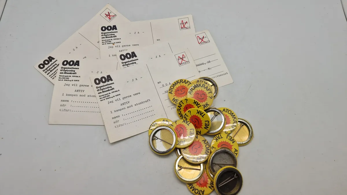 Samling badges medv Atomkraft, nej tak