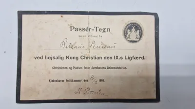 Ekstremt sjældent originalt passér-tegn udstedt af Kjøbenhavns Politikammer den 16. februar 1906, som giver adgang til specifikke områder i forbindelse med Kong Christian den IX.s ligfærd