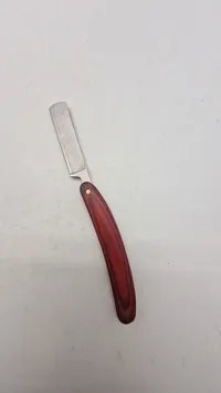 Ragekniv med greb af træ