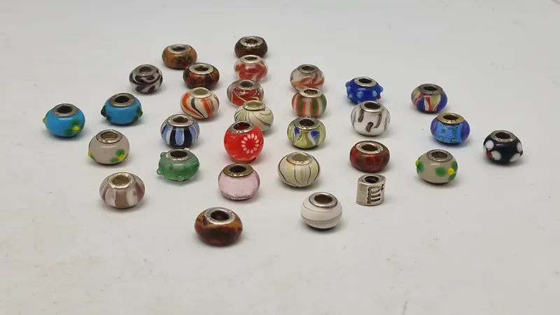 Samling charms til armbånd, sterlingsølv og glas