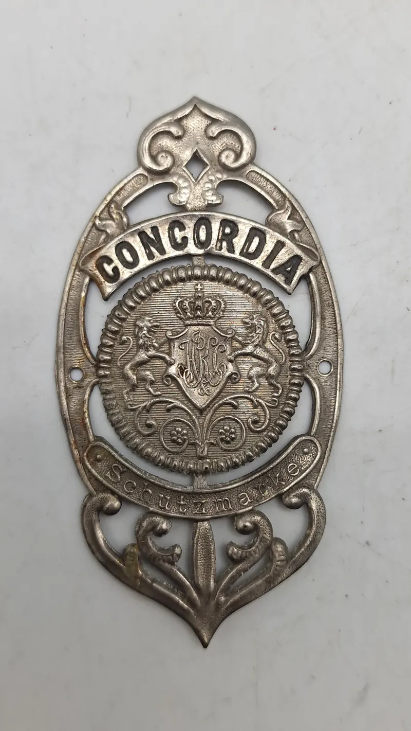Originalt gammelt cykelhovedskilt ("Steuerkopfschild") med teksten "CONCORDIA Schutz Marke".