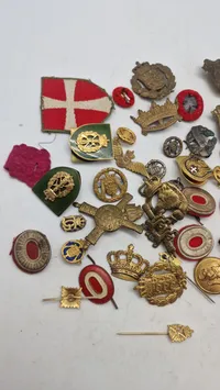 Lot militære mærker mm.