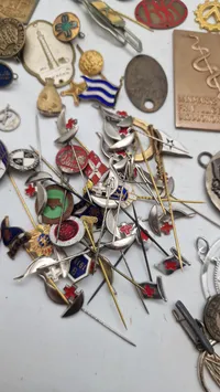 Stort lot pins og medaljer