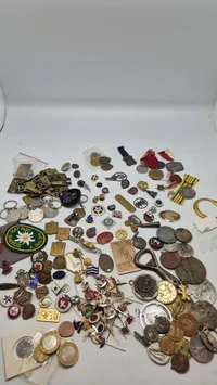 Stort lot pins og medaljer