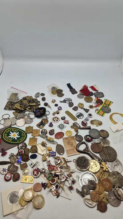 Stort lot pins og medaljer