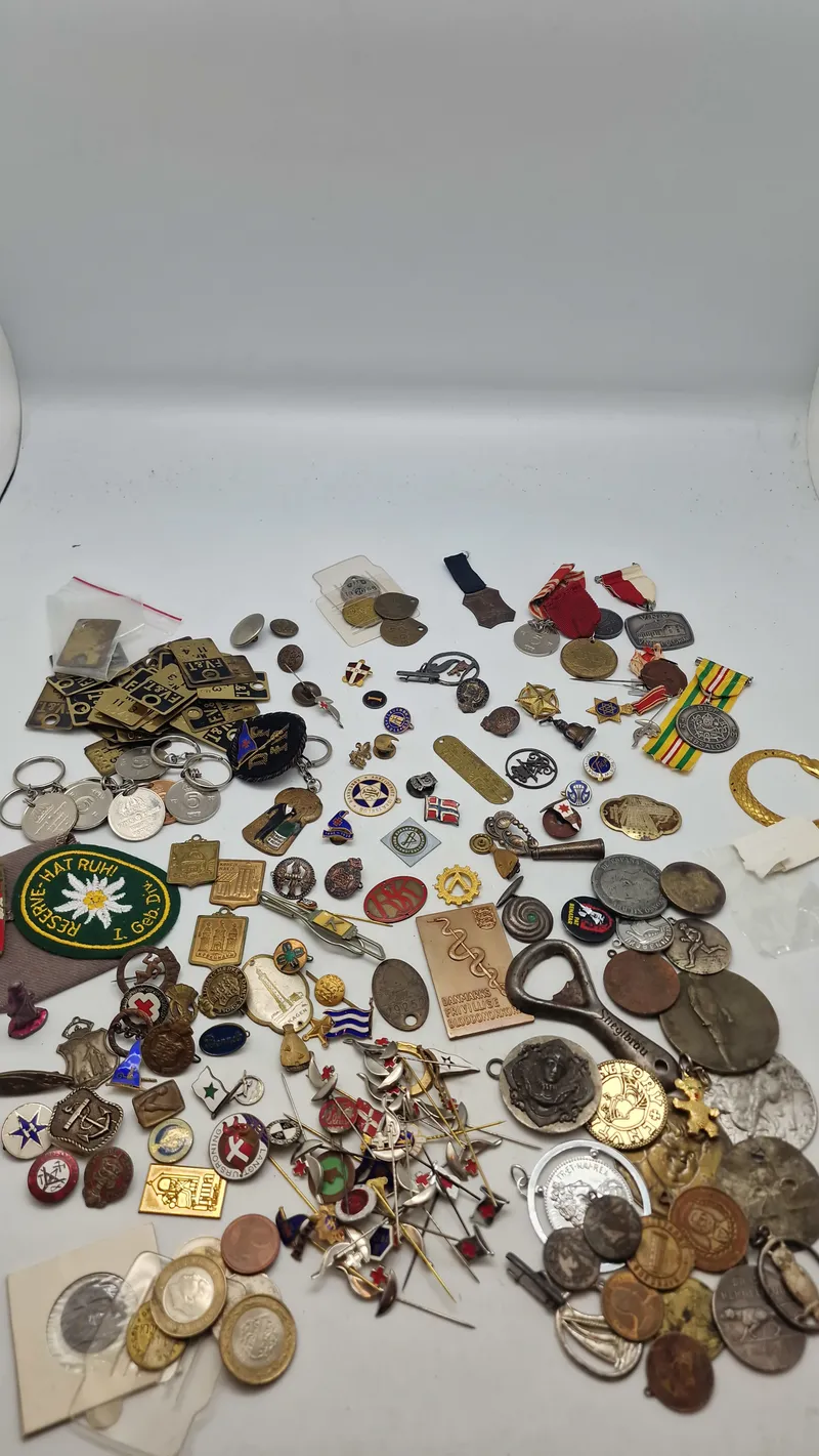 Stort lot pins og medaljer