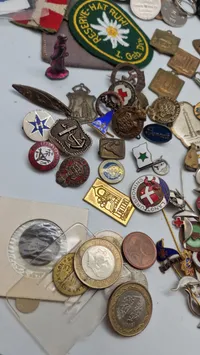 Stort lot pins og medaljer