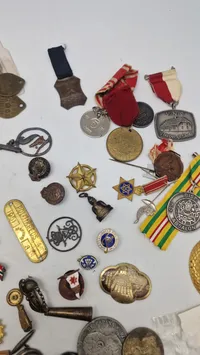 Stort lot pins og medaljer
