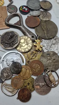 Stort lot pins og medaljer