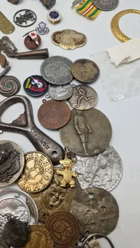 Stort lot pins og medaljer