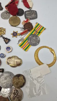 Stort lot pins og medaljer