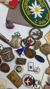 Stort lot pins og medaljer