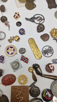 Stort lot pins og medaljer