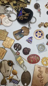 Stort lot pins og medaljer