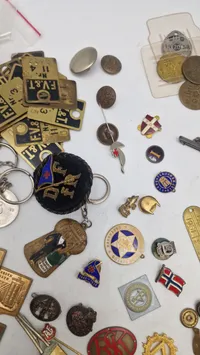 Stort lot pins og medaljer