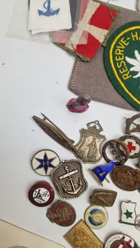 Stort lot pins og medaljer
