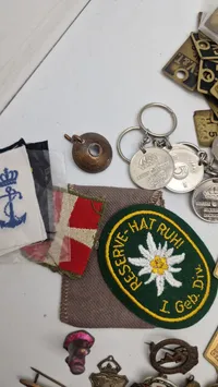Stort lot pins og medaljer