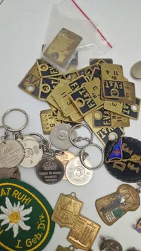 Stort lot pins og medaljer