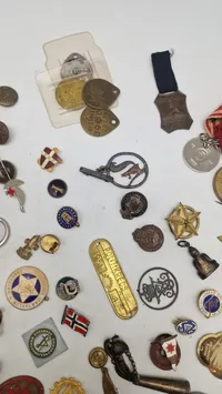 Stort lot pins og medaljer
